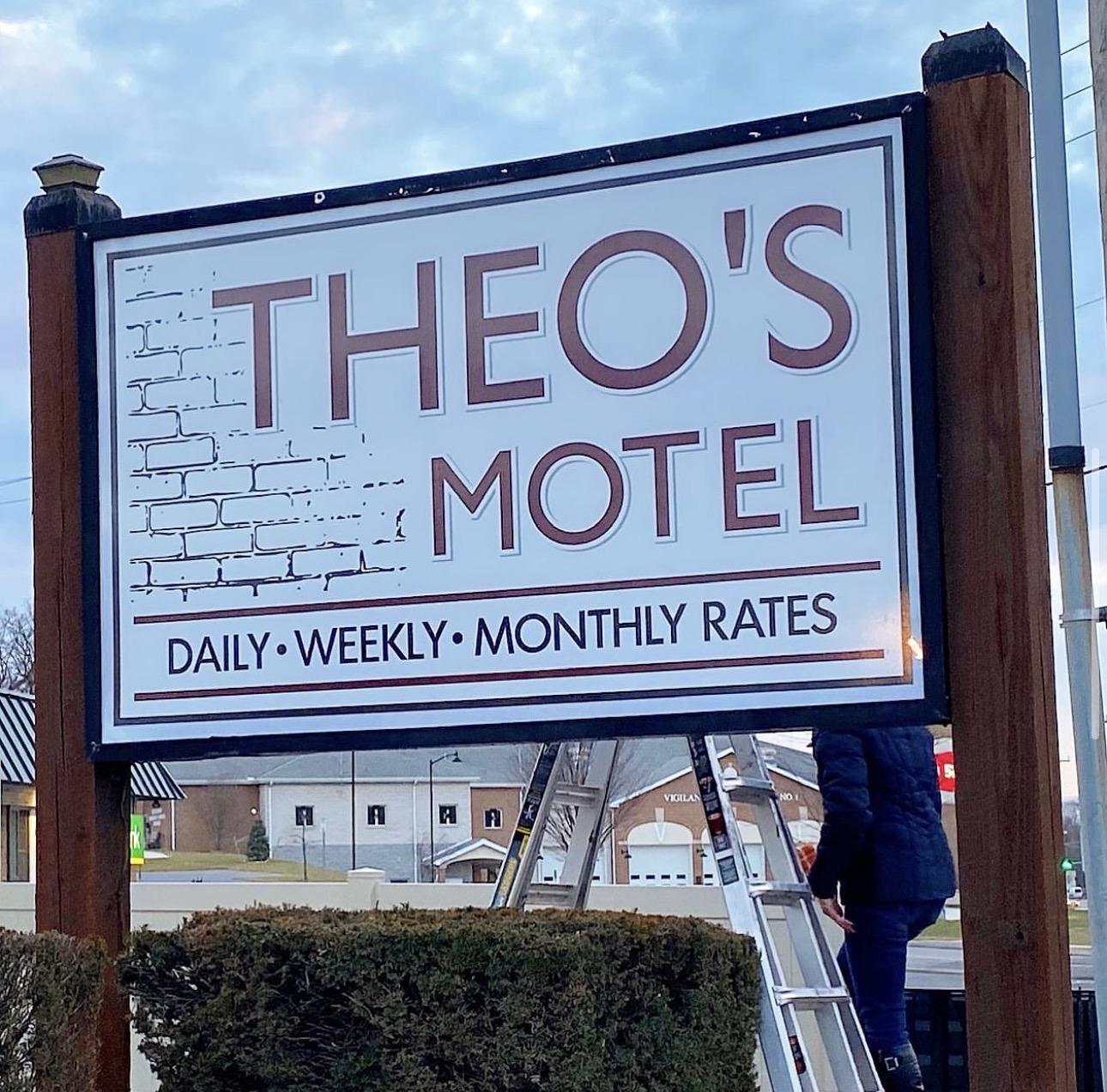 Theo's Motel roadside sign